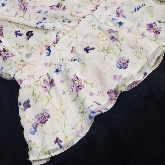 Express Floral V-Neck Blouse - Picture 5 of 9